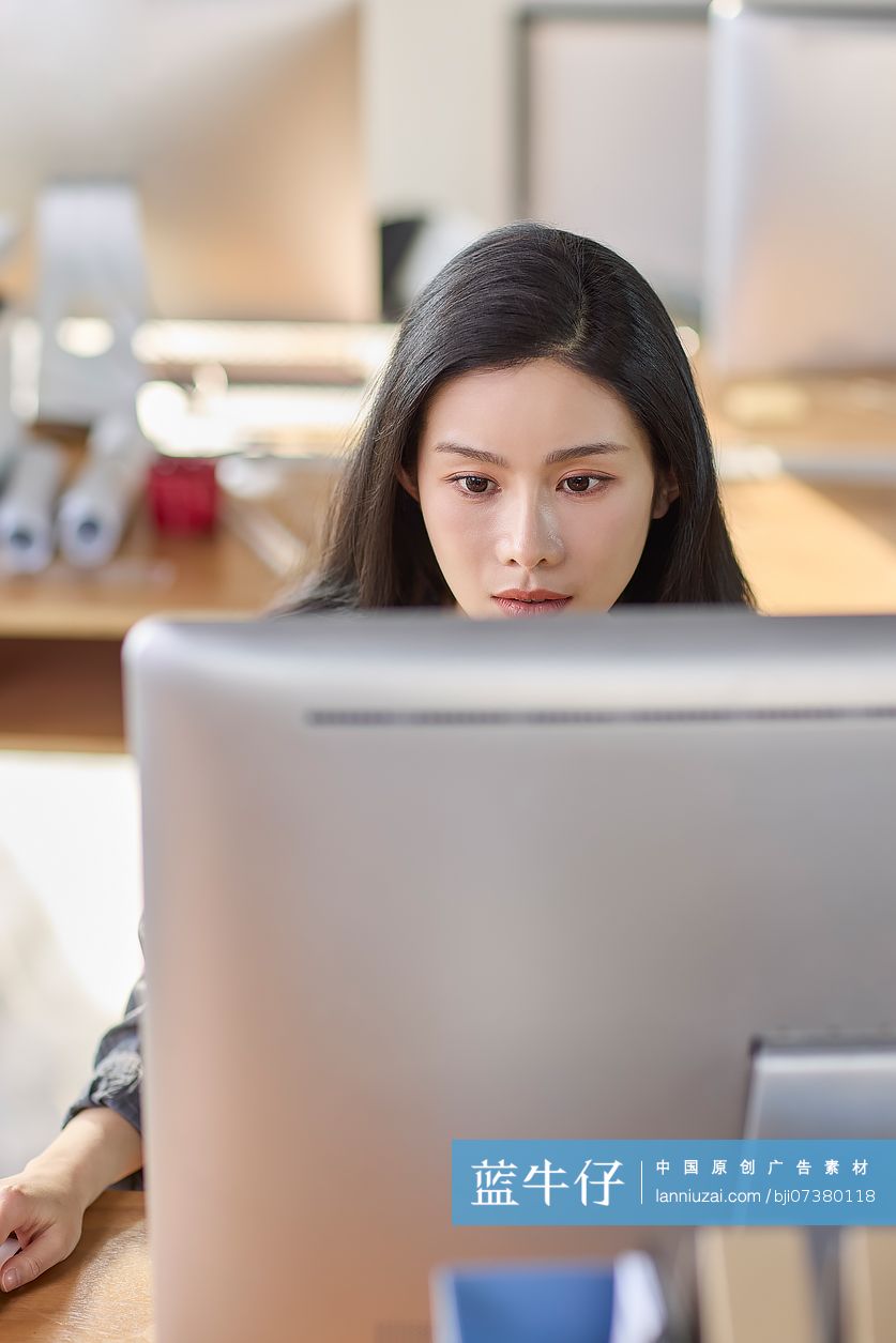 商务人士专注投入地处理工作