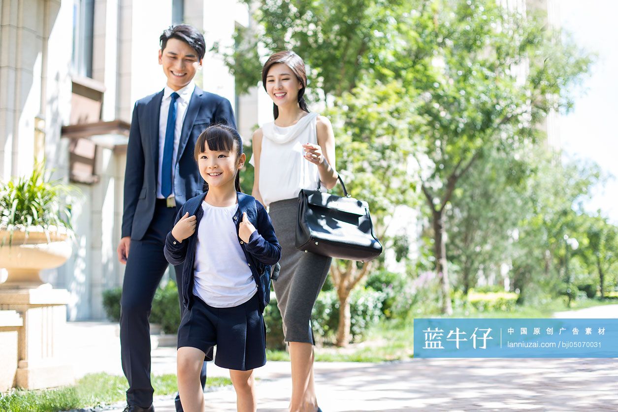 年轻父母送孩子去上学