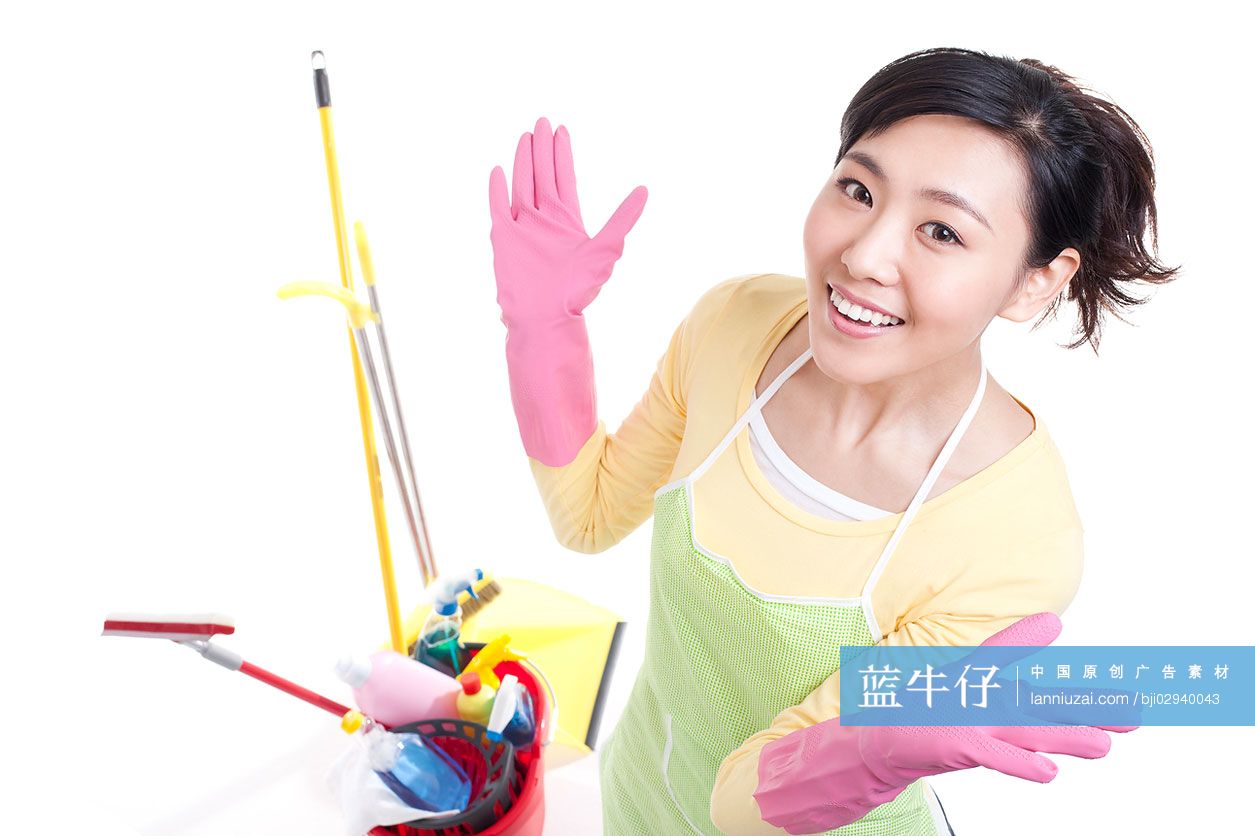 居家青年女性和清洁用品