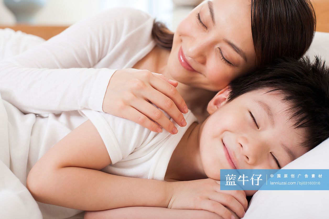 温馨母子一起入睡