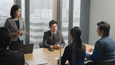 Confident Chinese business people having a meeting,4K