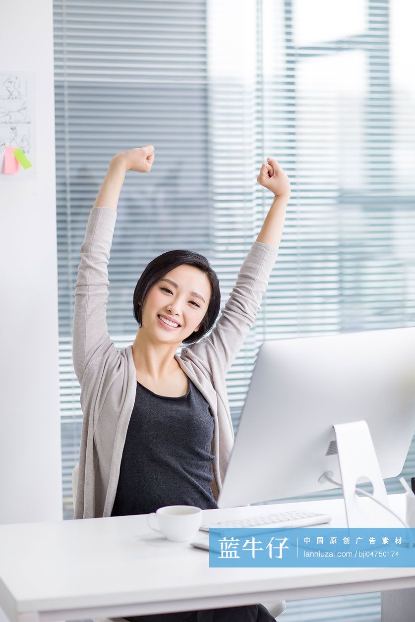 年轻女子在办公室休息