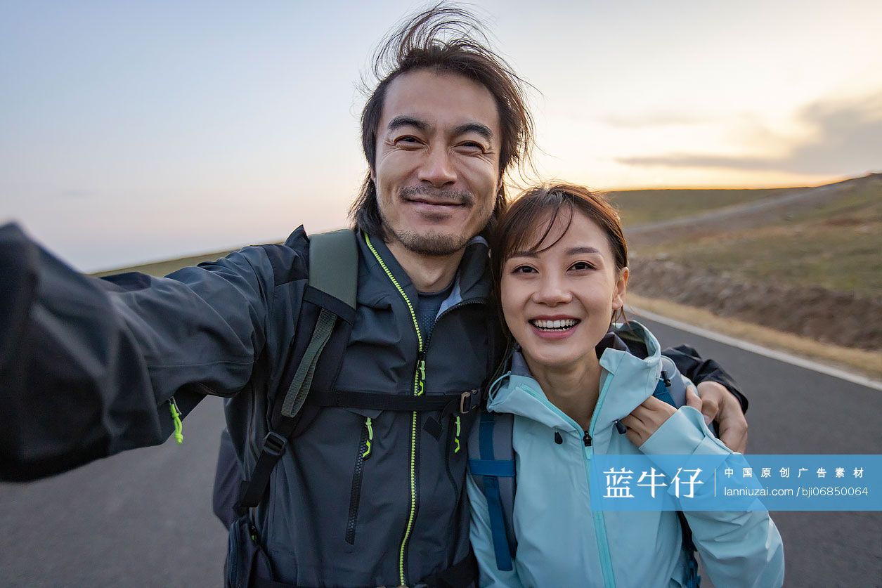 快乐的情侣徒步旅行