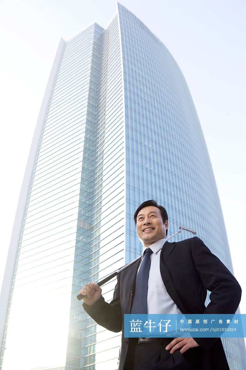 拿高尔夫球杆的商务人士