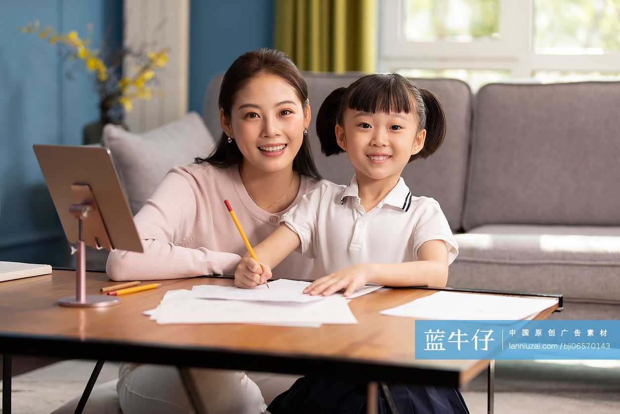 年轻妈妈指导女儿做作业