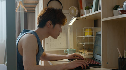 Young Chinese university student using laptop in dormitory,4K