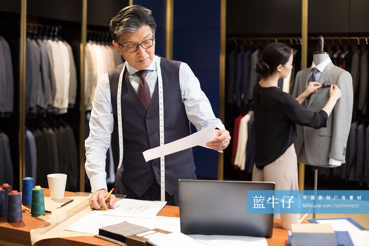 服装设计师画设计图