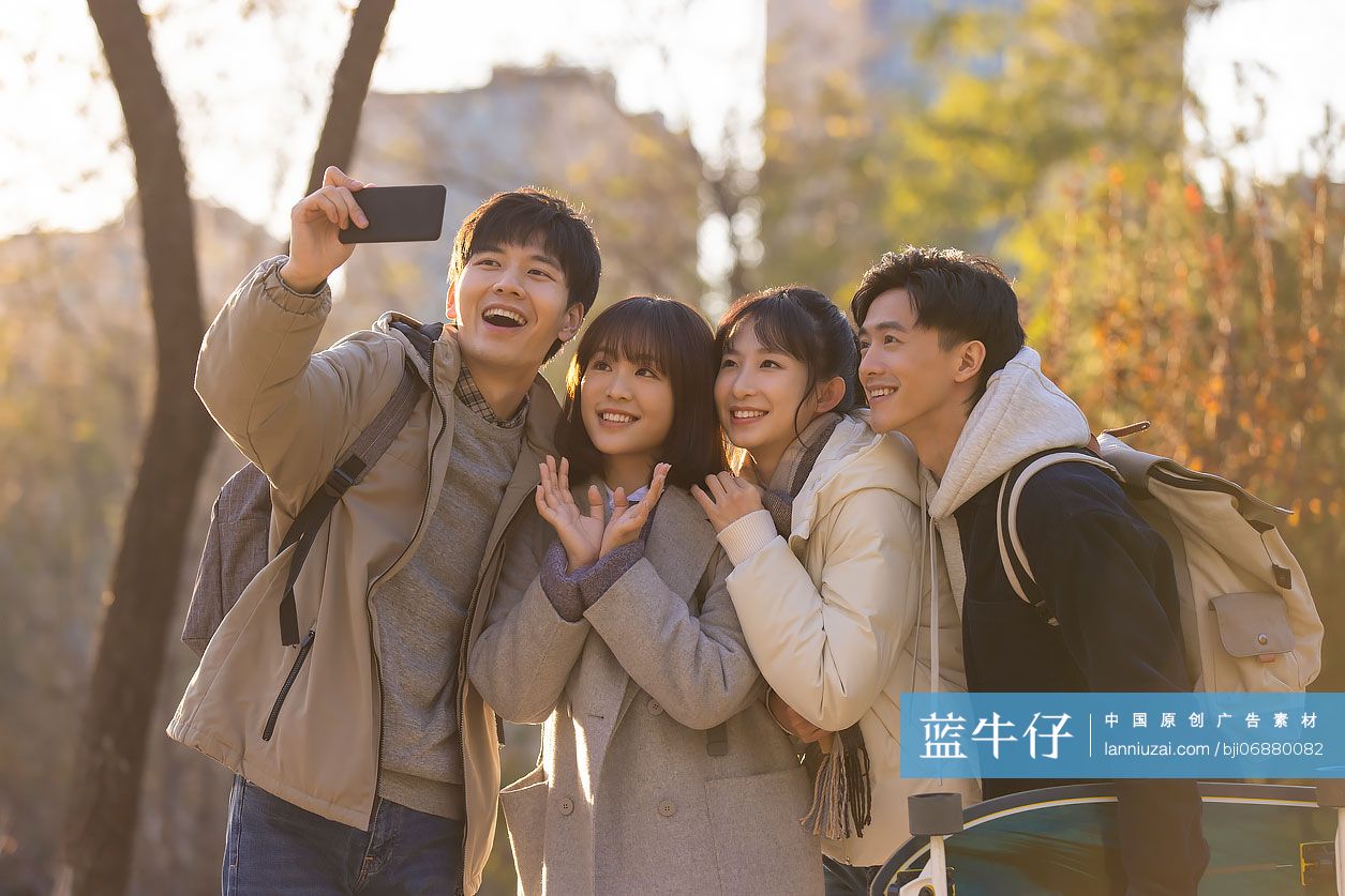 大学生在校园里自拍合照