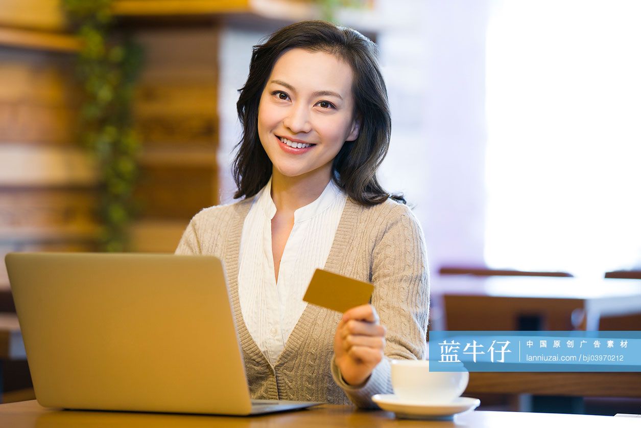 年轻女子在咖啡馆网上购物