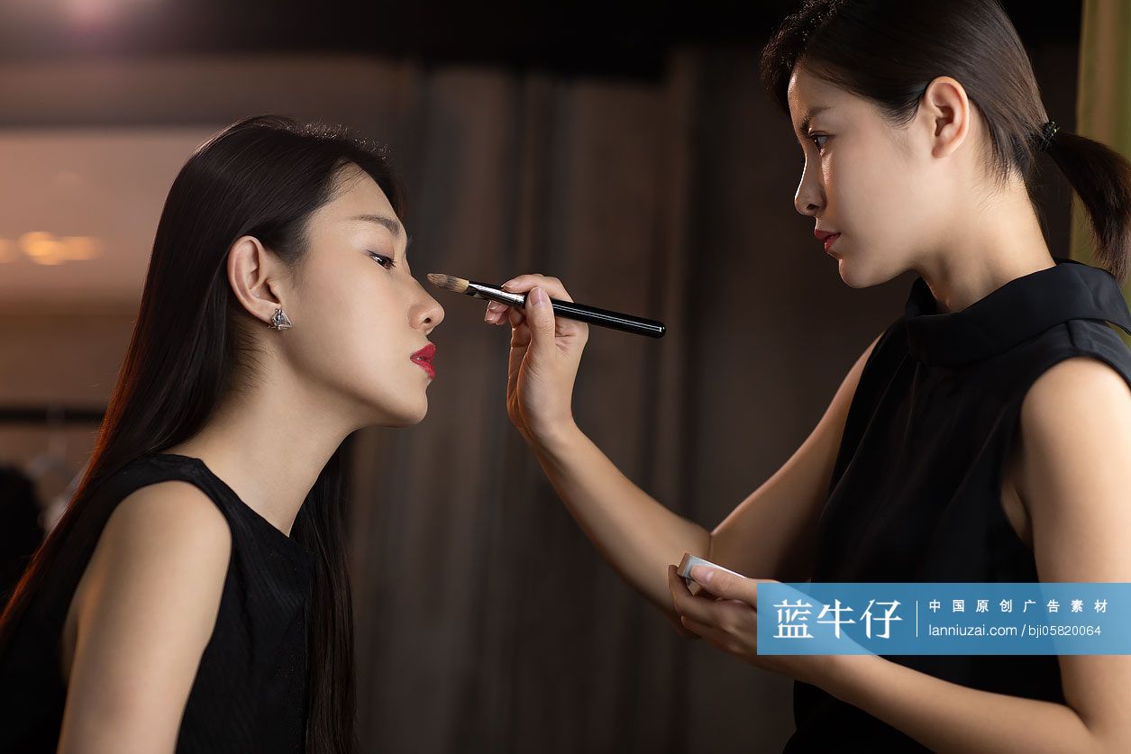 化妆师给模特化妆 蓝牛仔影像 中国原创广告影像素材