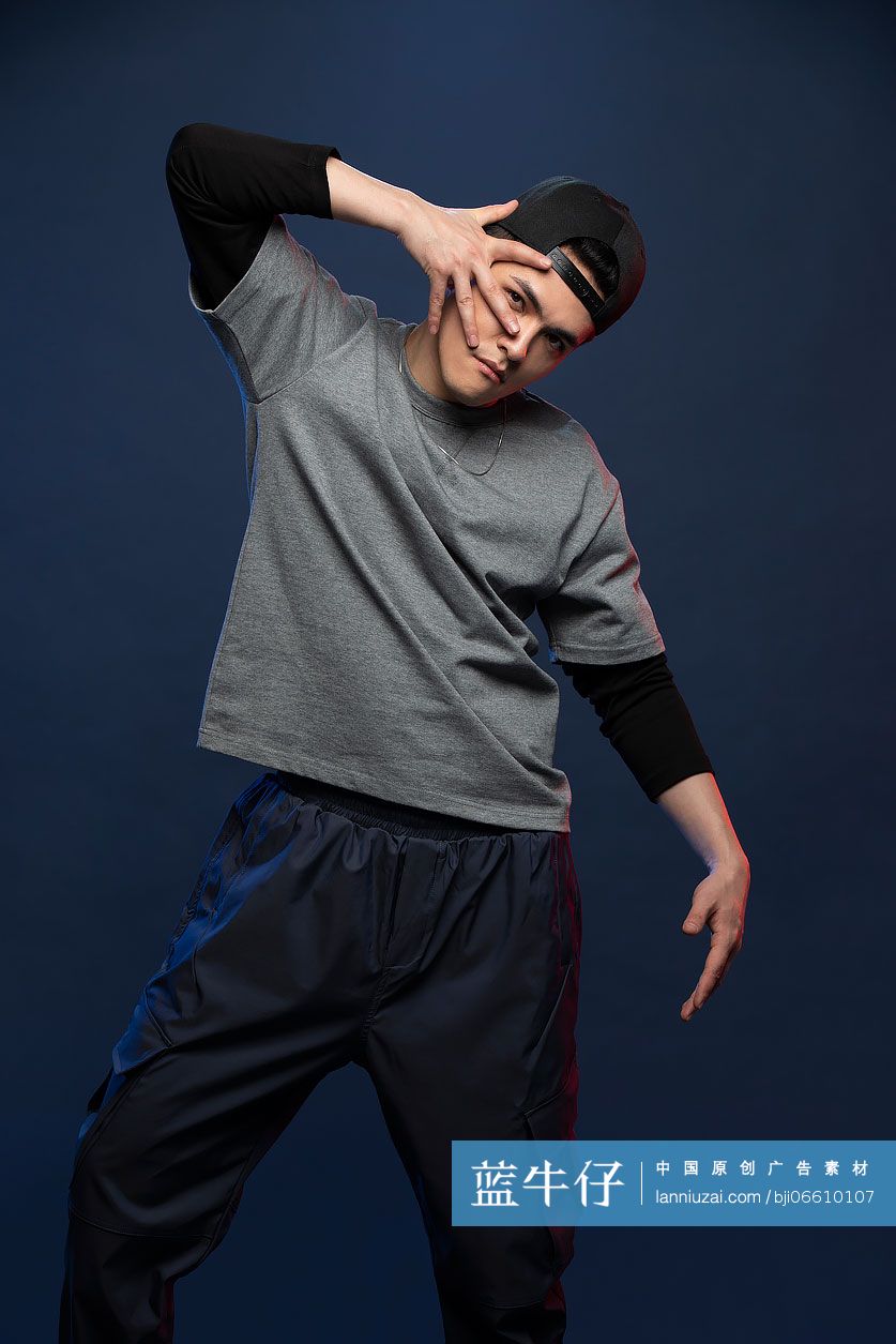 时尚的年轻男子跳舞