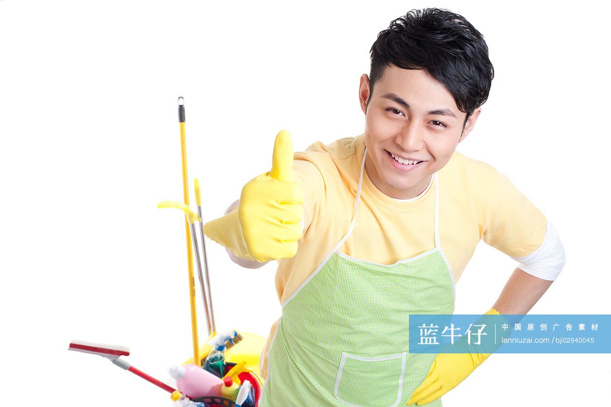 青年男子和清洁用品
