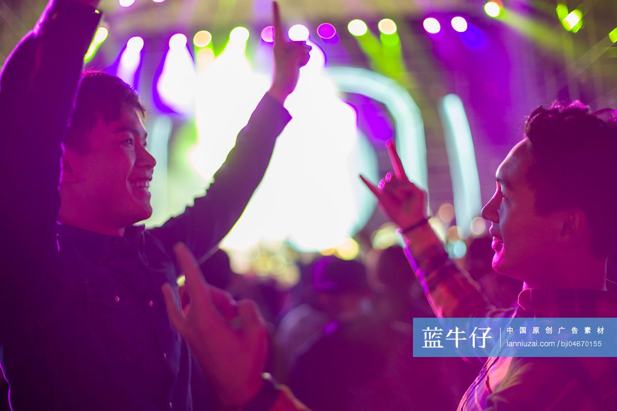 年轻人参加音乐节