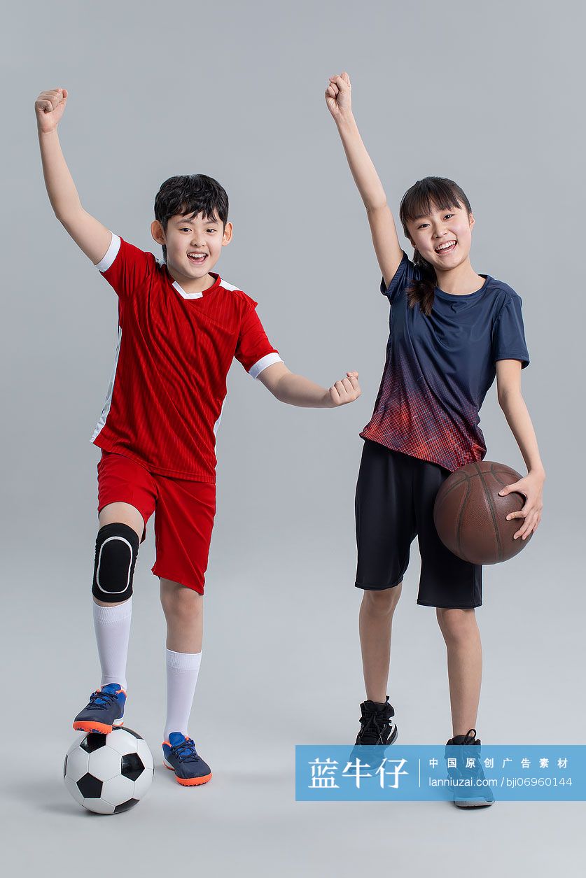 快乐的足球运动员和篮球运动员
