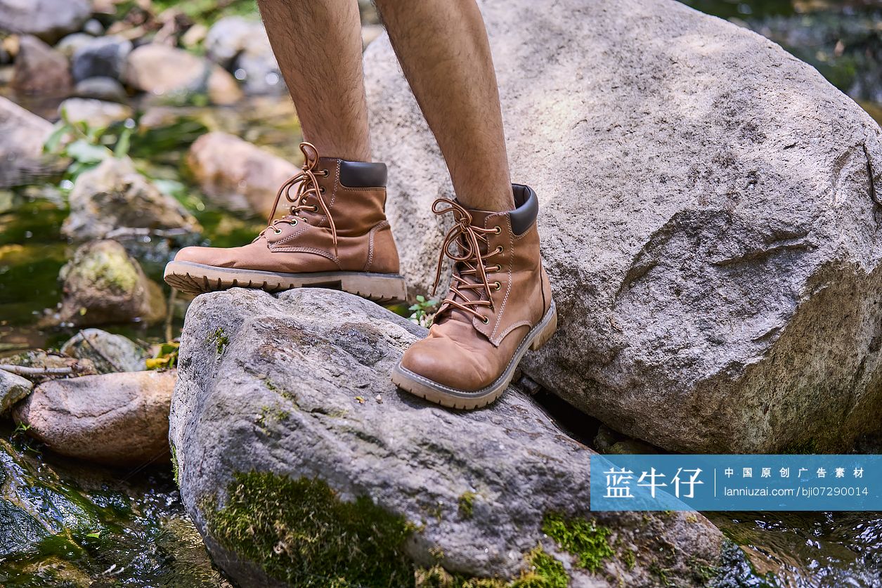 男子享受户外远足时光