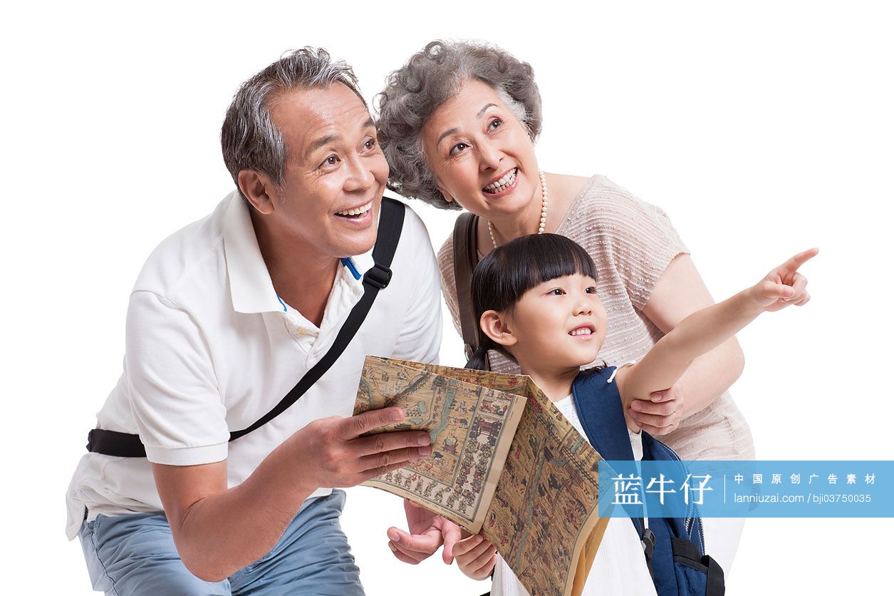 祖孙三人拿着地图