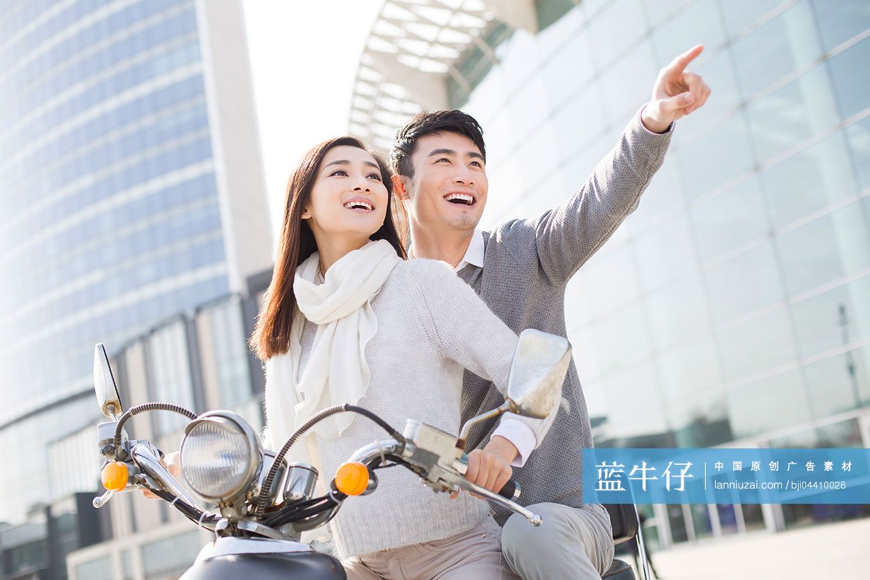 年轻情侣骑摩托车兜风-蓝牛仔影像-中国原创广告影像素材