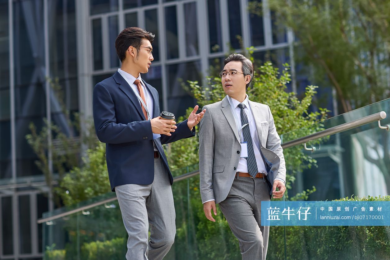 商务人士边走边聊
