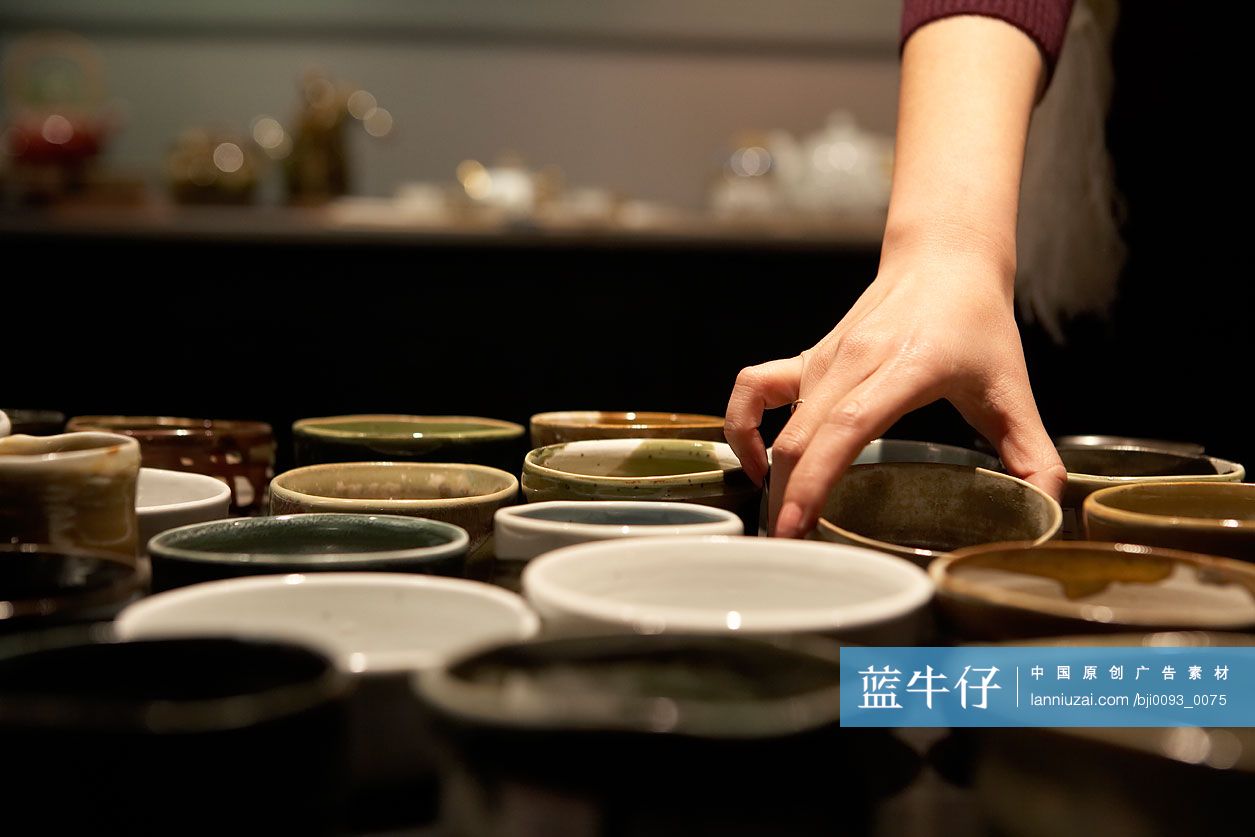 年轻女子挑选杯子