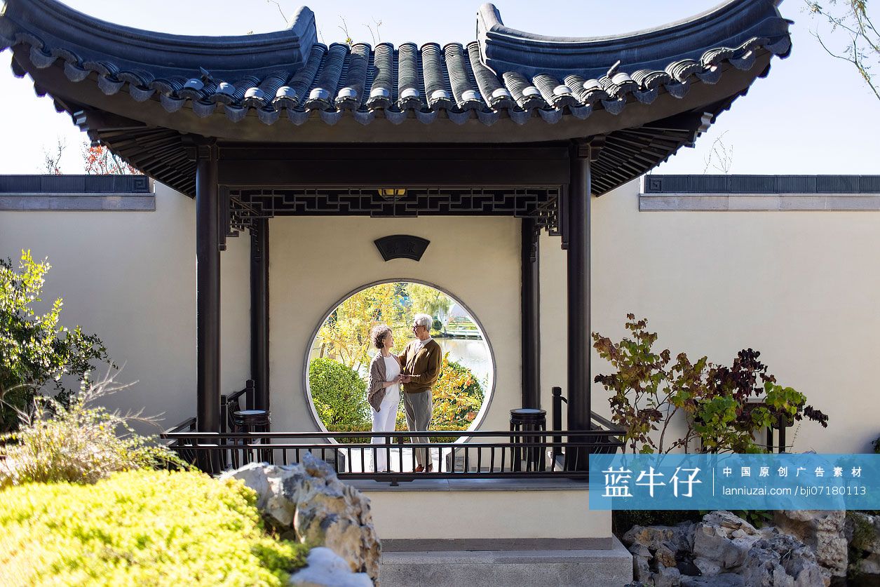 老年夫妇游古典园林