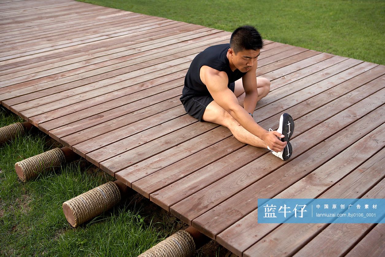 年轻男子锻炼身体