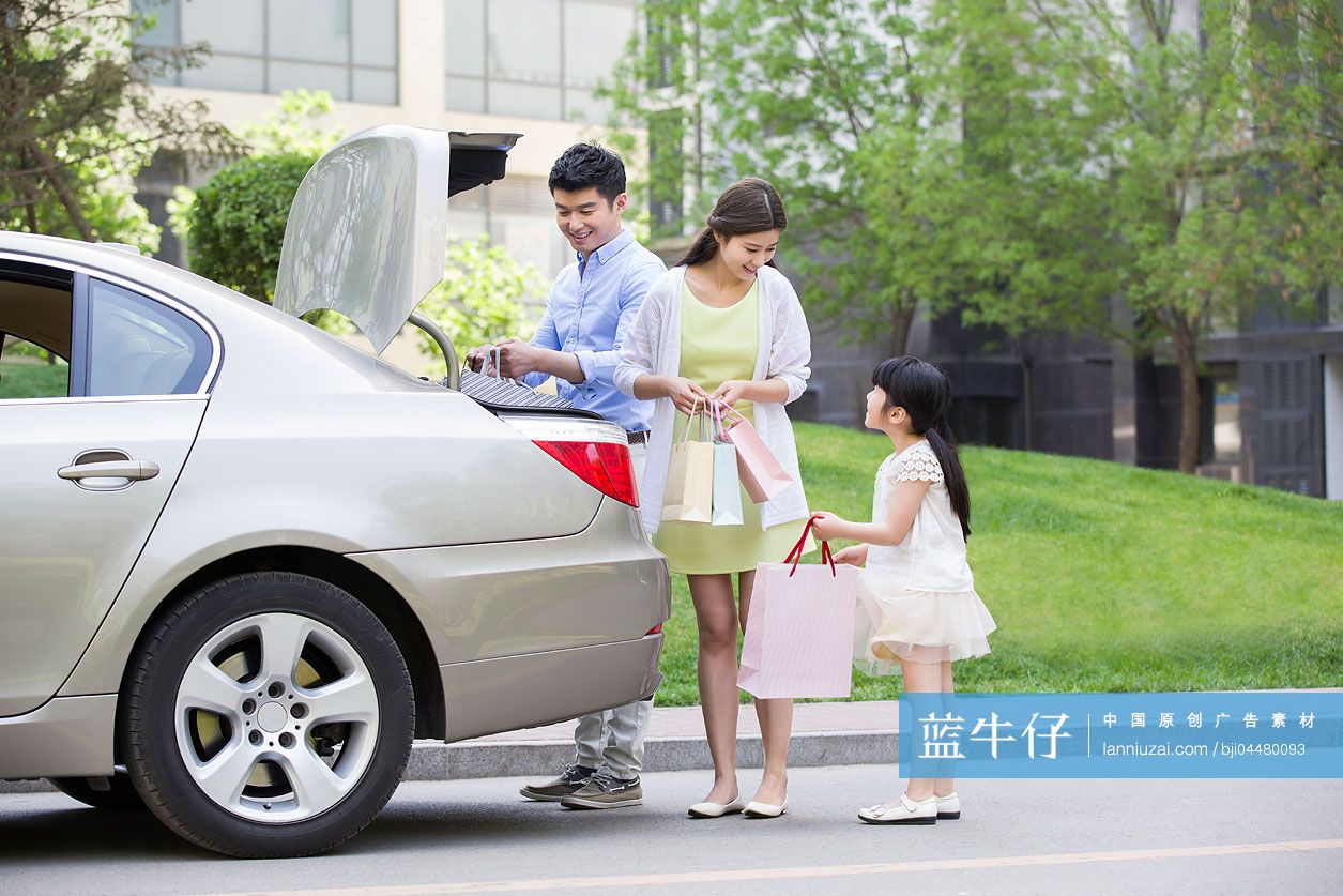 三口之家驾车购物回来