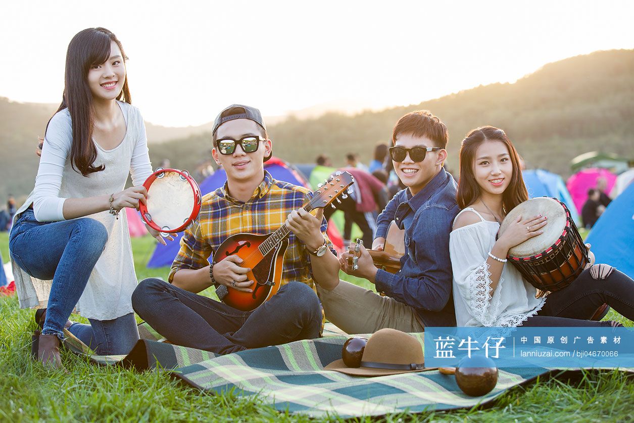 年轻人参加音乐节