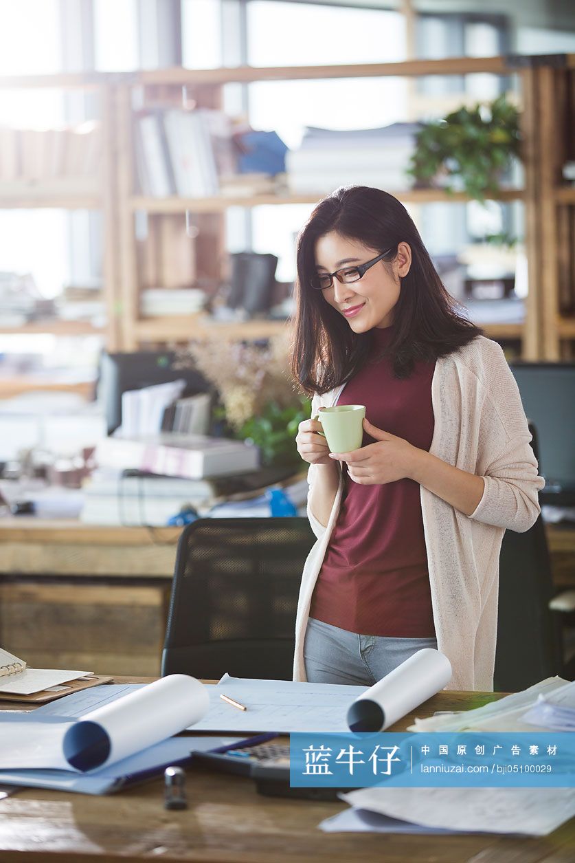 女建筑设计师在办公室工作