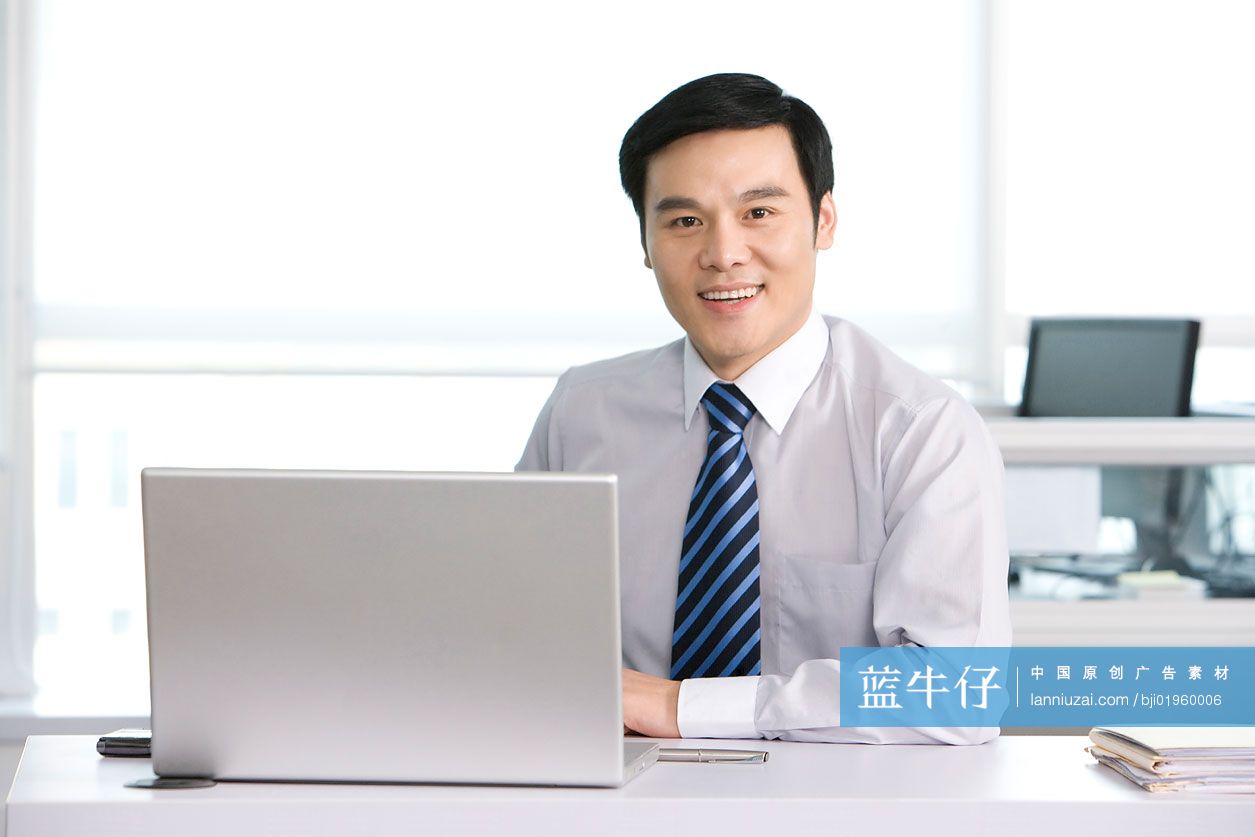 商务男士微笑