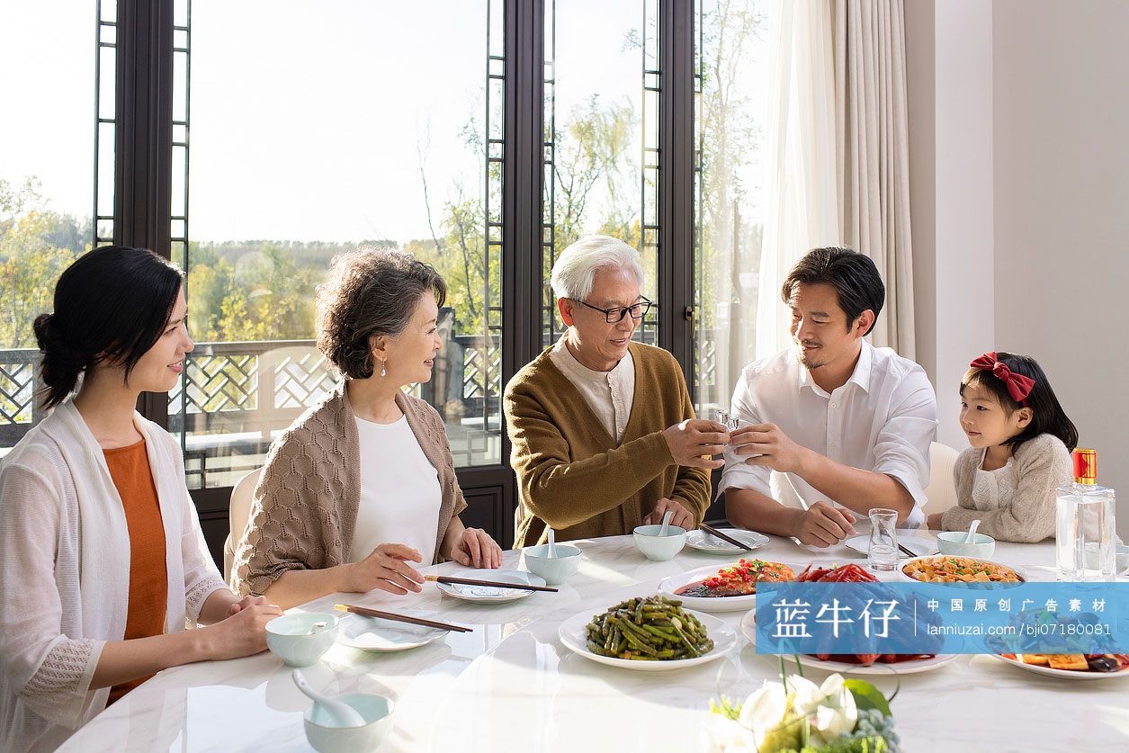 快乐家庭吃年夜饭