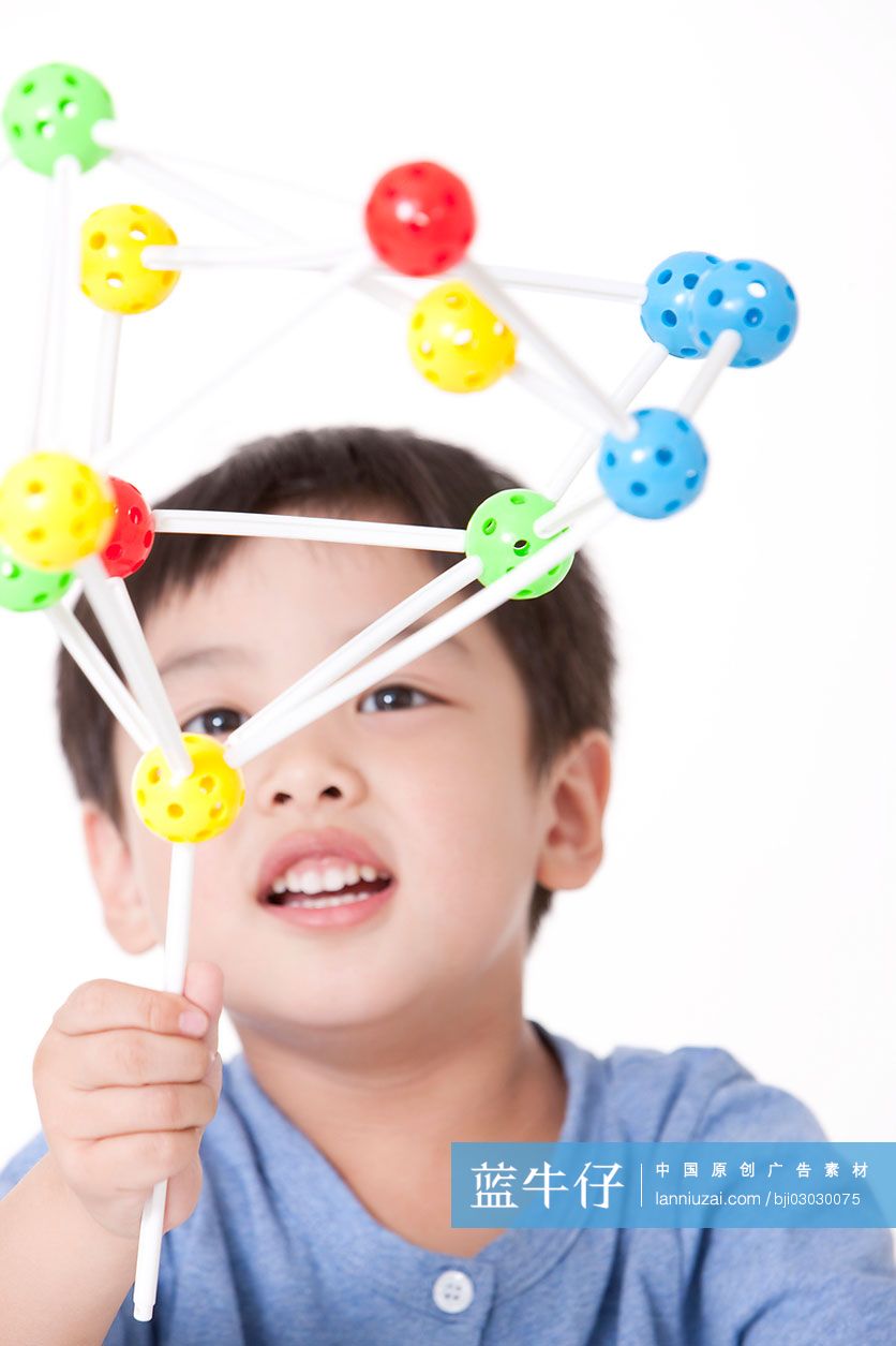 小男孩玩万象球