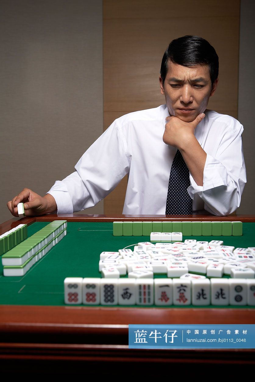 商务人士打麻将