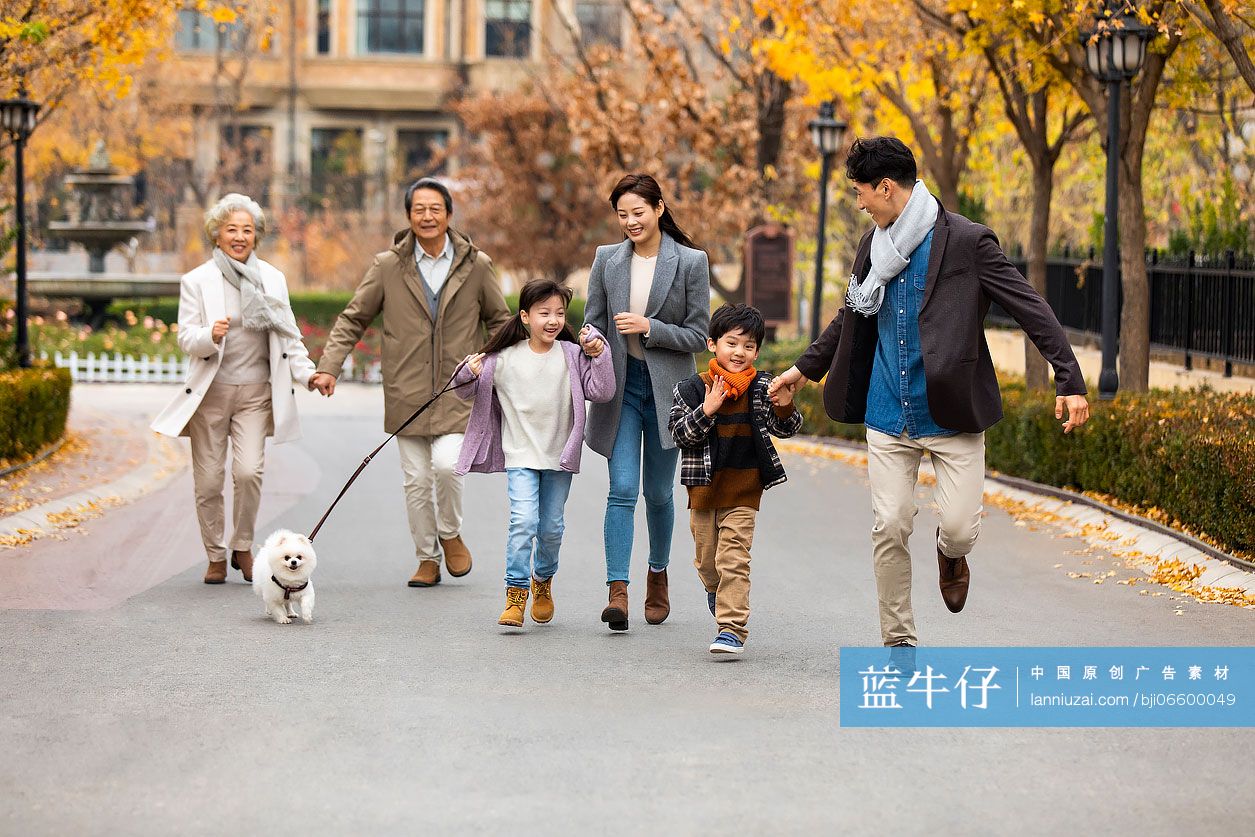 快乐一家人在别墅区散步