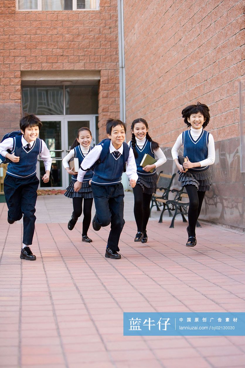 小学生在校园奔跑