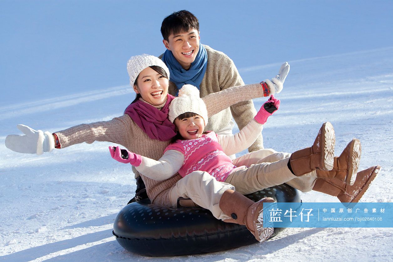 一家三口在雪地嬉戏