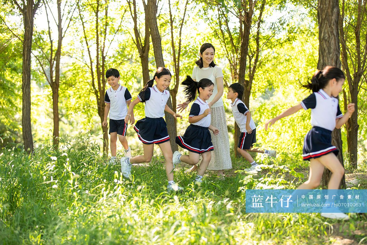 快乐的老师带领小学生春游