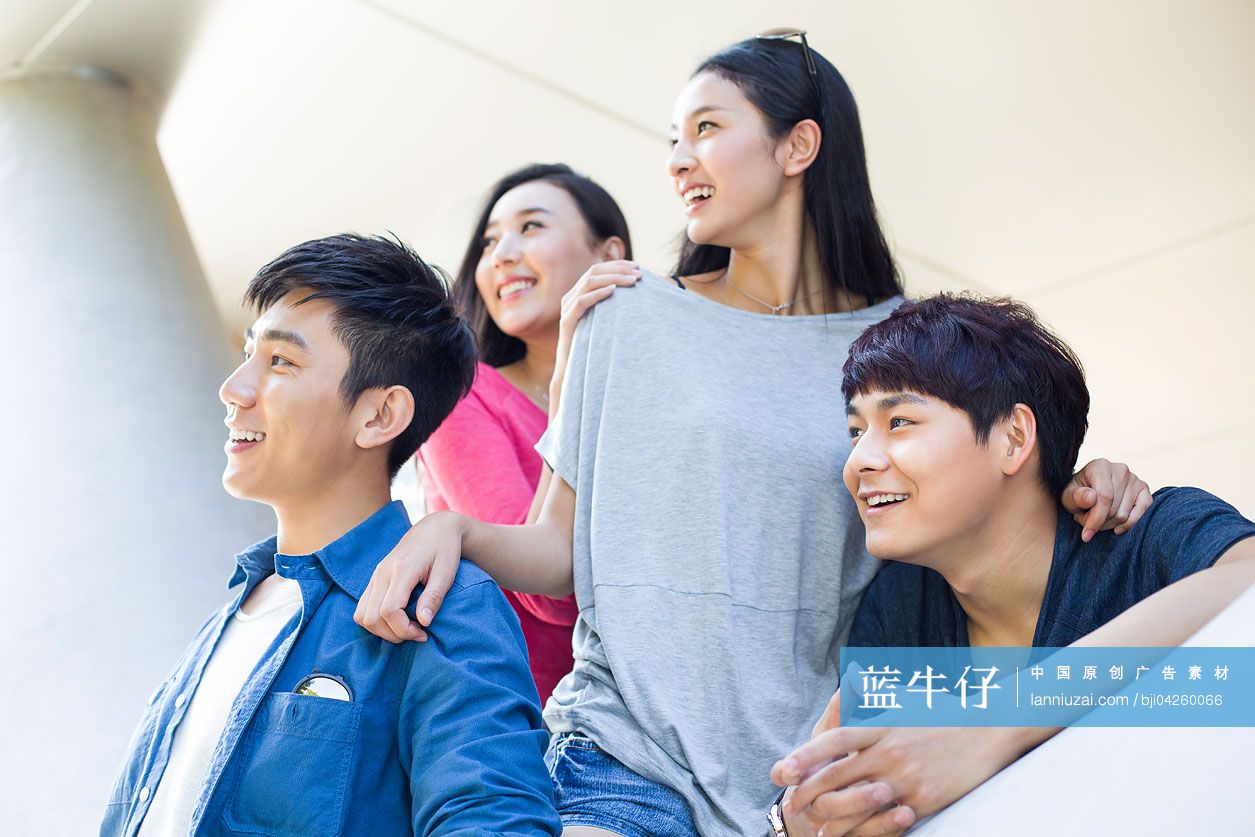 年轻朋友望向远处