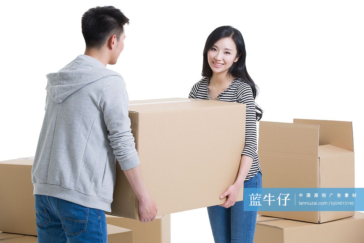 年轻情侣搬家