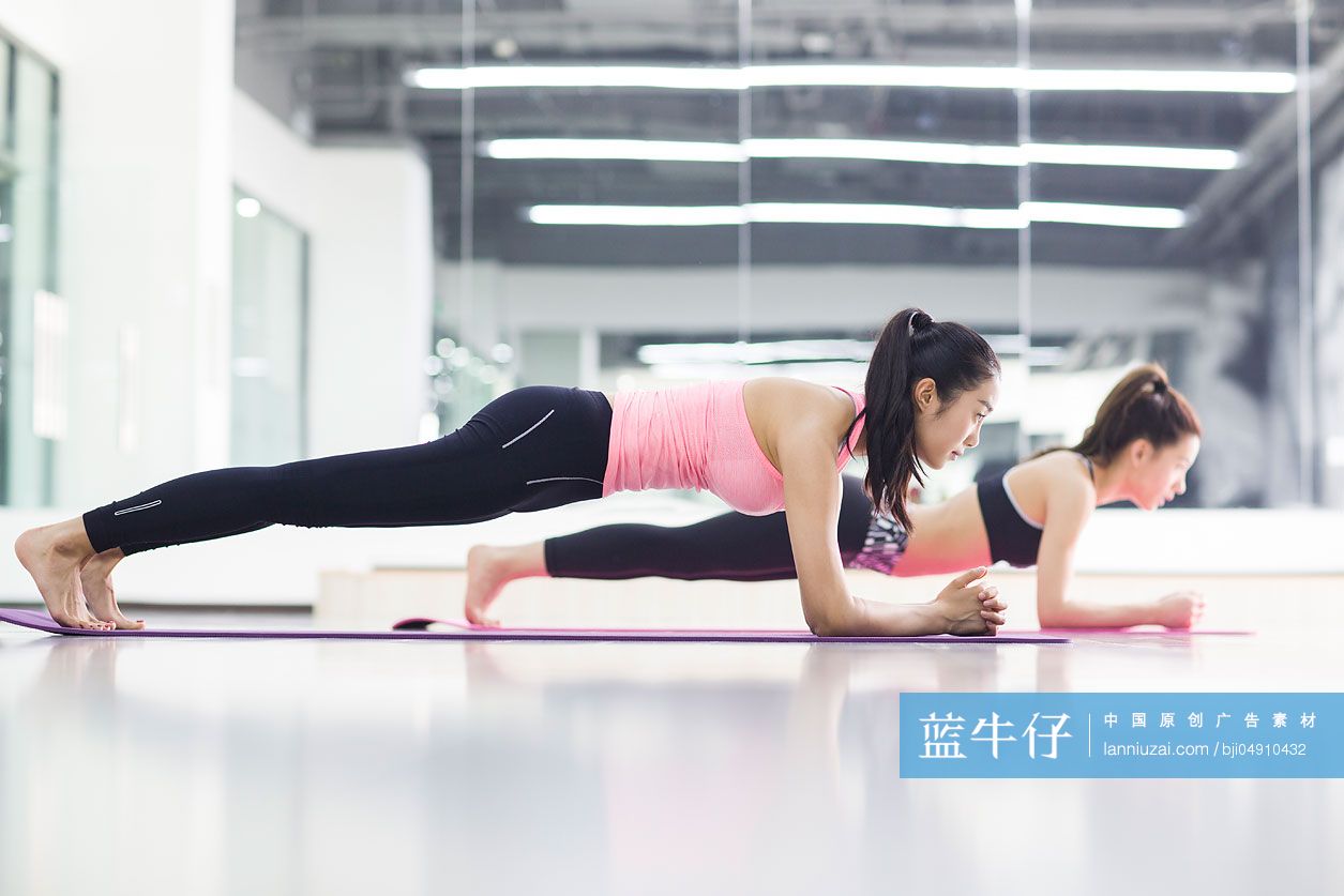 年轻女子在健身房练习瑜伽