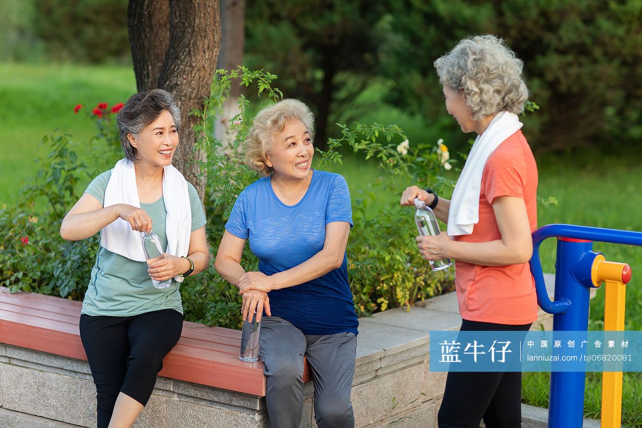 老年闺蜜在公园聊天