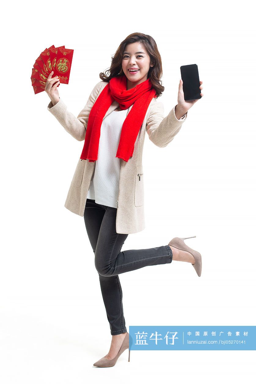 快乐的年轻女士拿着手机和红包