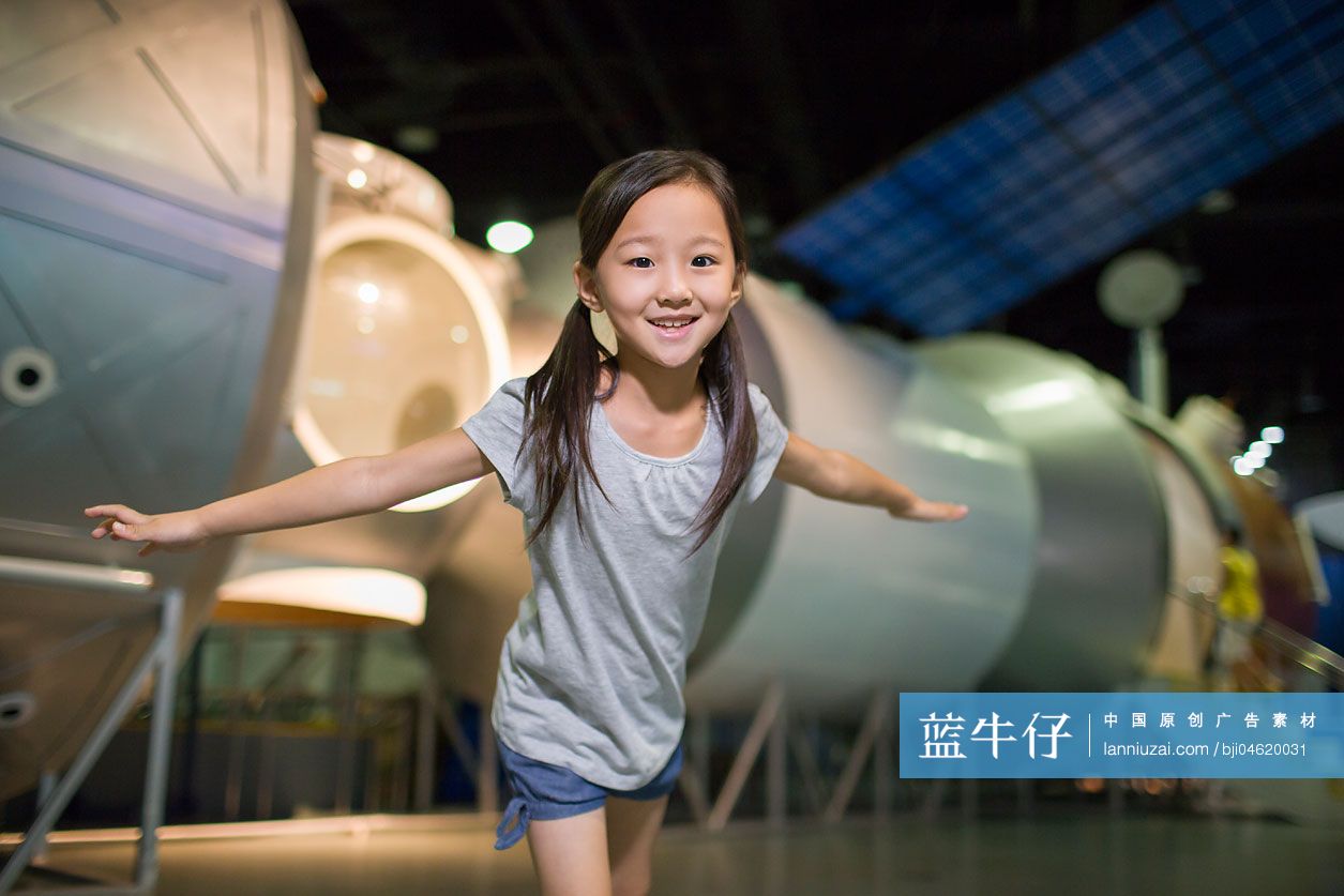 小女孩参观科技馆