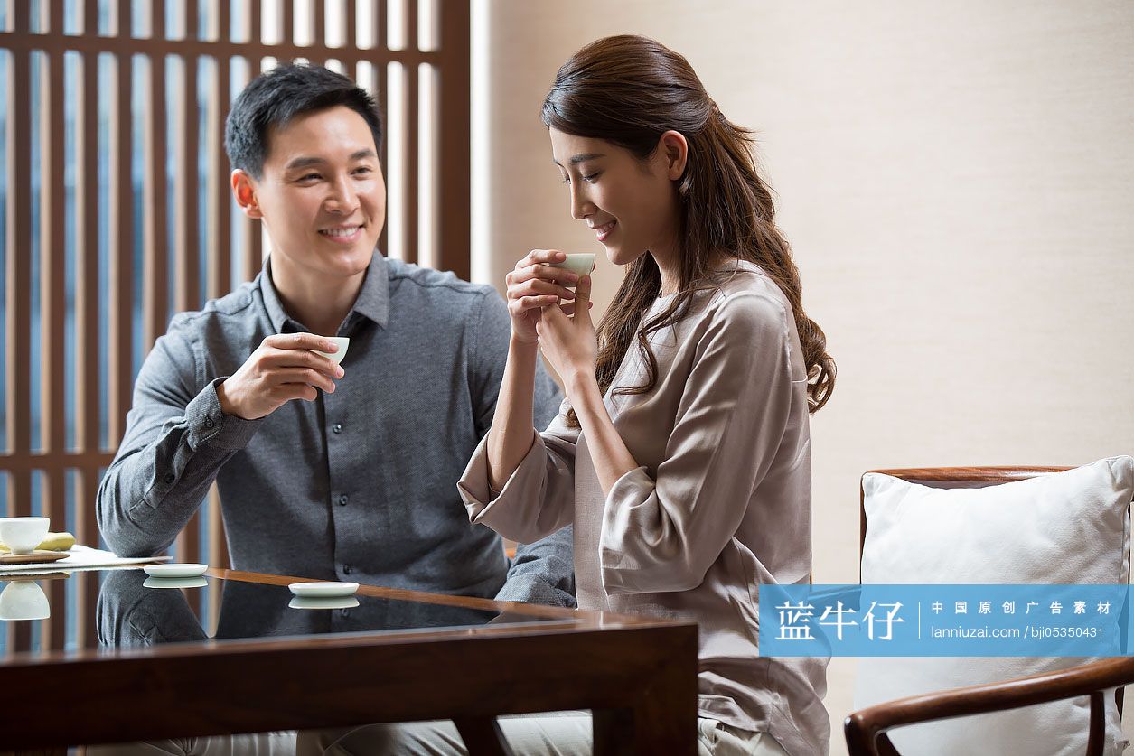 开心的夫妇在一起品茶-蓝牛仔影像-中国原创广告影像素材
