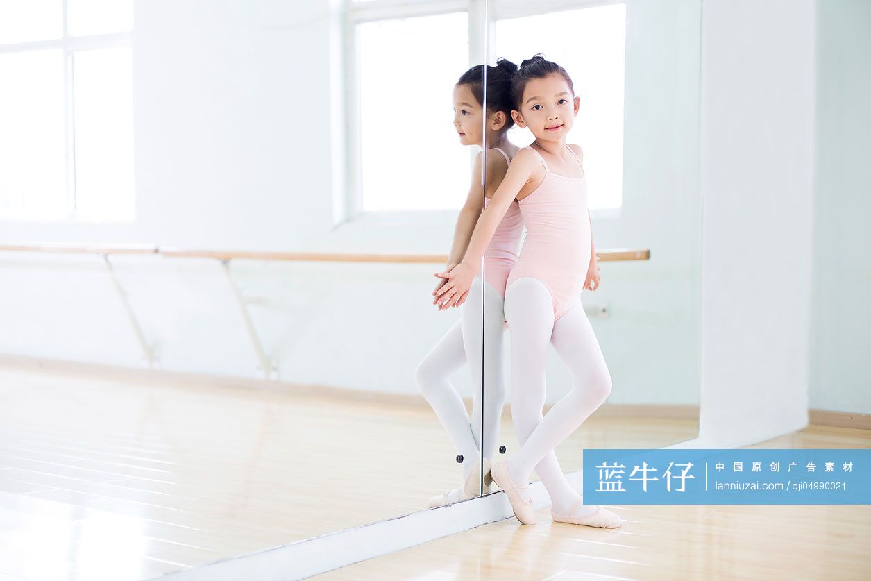 跳芭蕾的小女孩
