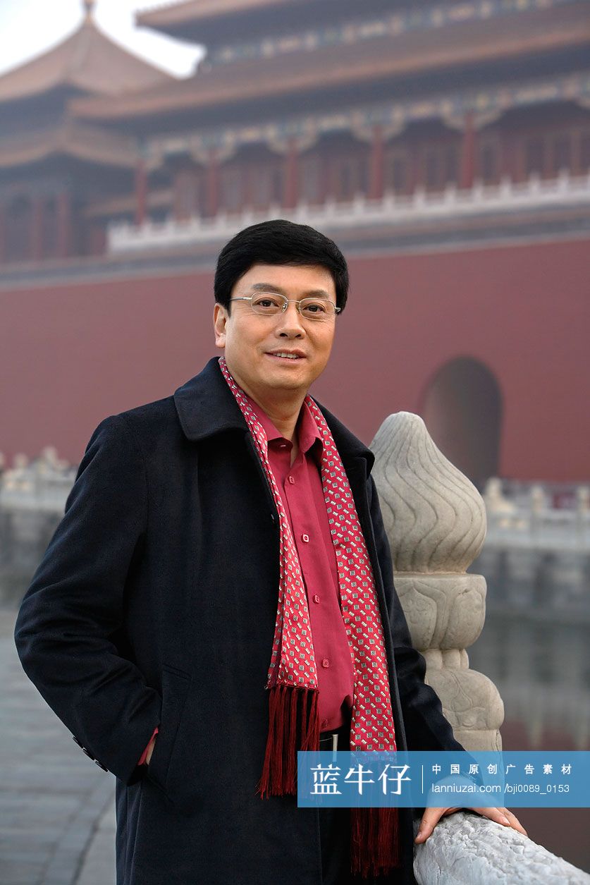 商务男士在故宫游览