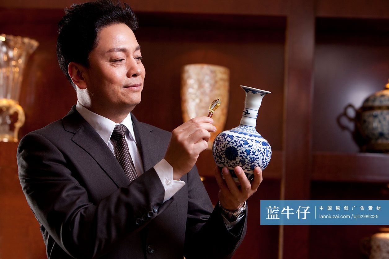 成功商务男士欣赏古董