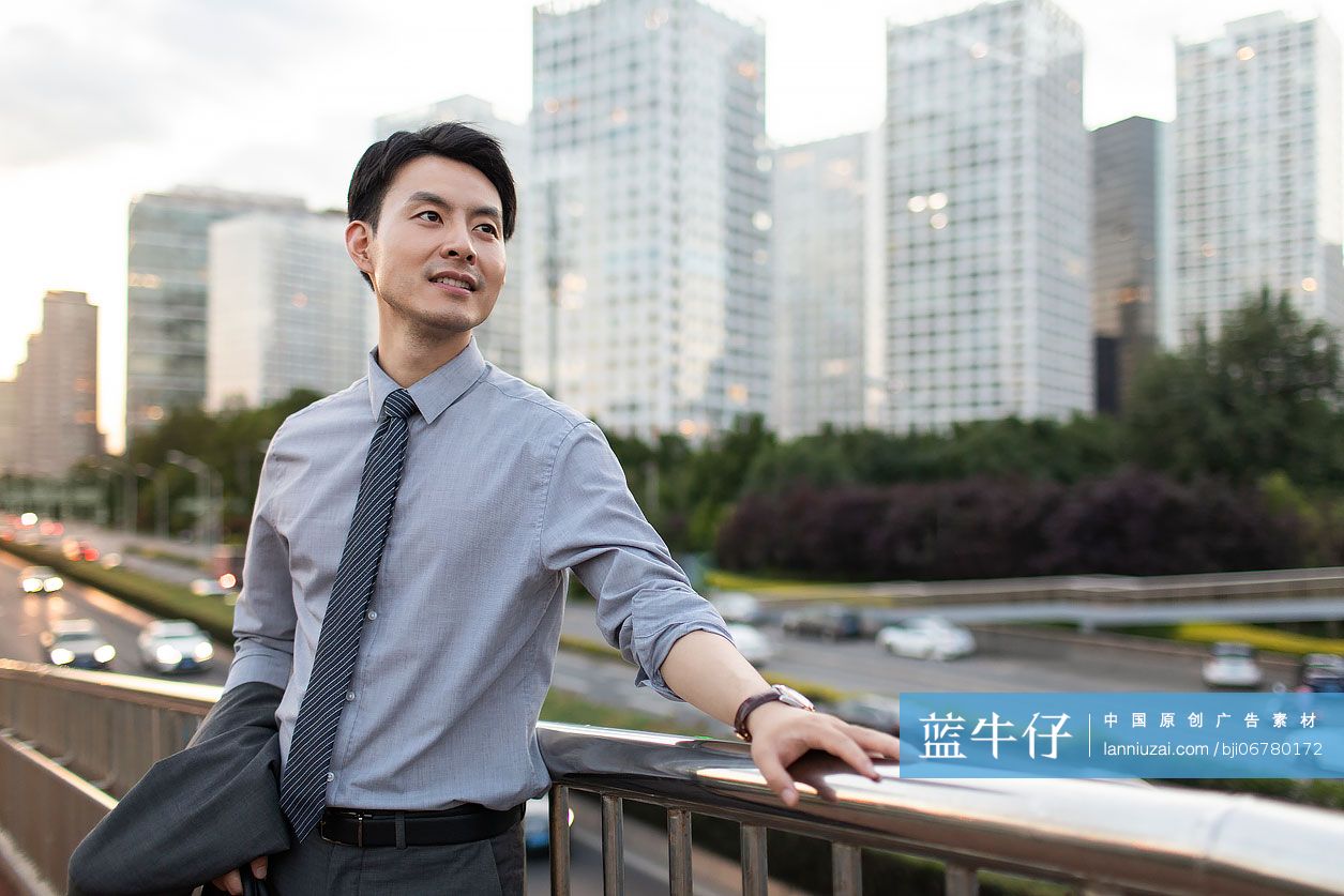 自信的商务人士看向远方