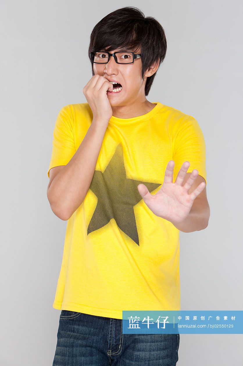 时尚青年男子恐惧