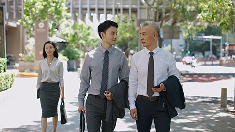Confident Chinese businessmen talking outdoors,4K