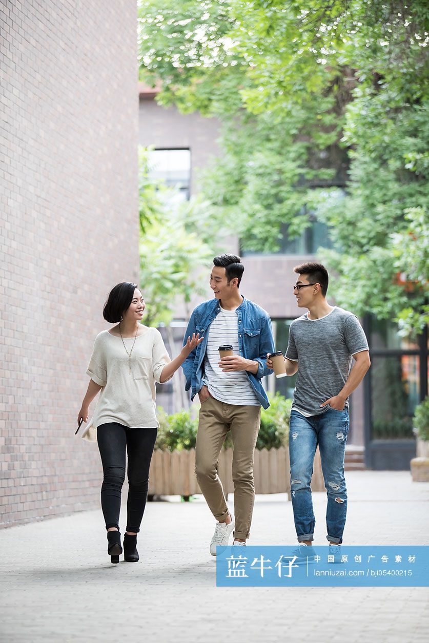 年轻朋友户外聊天